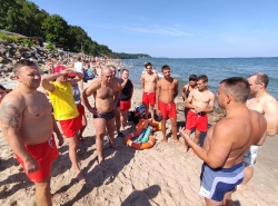 25 июля в г. Светлогорск состоялось практическое занятие со сезонными матросами-спасателями пляжей Калининградской области с отработкой навыков спасения утопающих. Обсуждение порядка действий